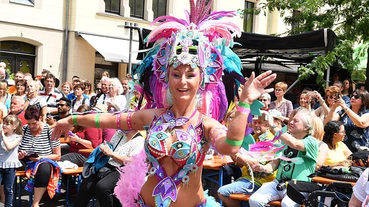 2019 noch wurde in den Coburger Straßen getanzt: Der Umzug am Sonntag ist immer einer der Höhepunkte des Festivals. Doch heuer fällt es aus. Foto: Ronald Rinklef
