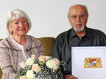 Marlene und Klaus Alisch freuen sich über Post vom bayerischen Ministerpräsidenten. Foto: Johanna Blum