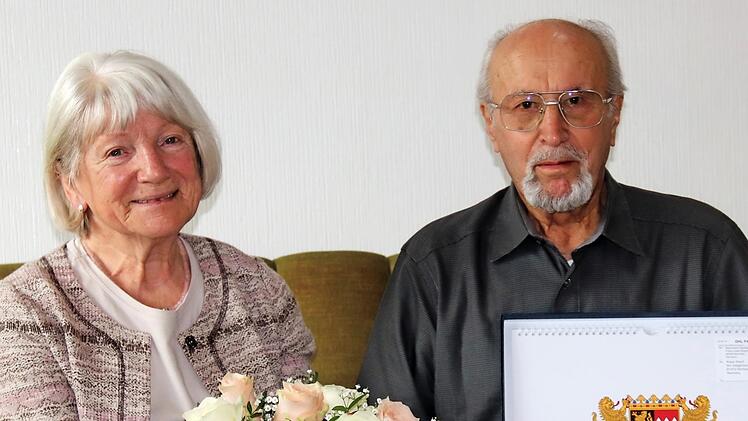 Marlene und Klaus Alisch freuen sich über Post vom bayerischen Ministerpräsidenten. Foto: Johanna Blum