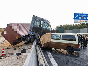 A3 bei Weingartsgreuth: Lastwagen bricht durch Baustellenleitplanke in den Gegenverkehr - Zwei Menschen sterben
