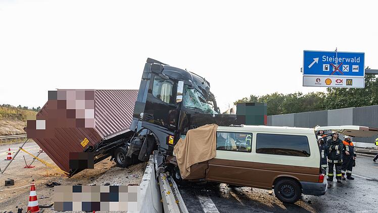 Lastwagen bricht in Baustelle durch die Leitplanke in den Gegenverkehr: Zwei Menschen sterben