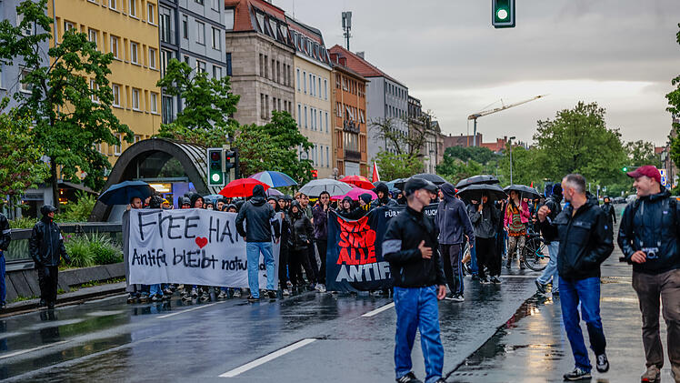 Demonstrationszug mit Pyrotechnik: Polizei vor Ort
