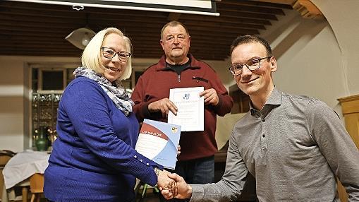 Der Kreisvorsitzende des Nordbayerischen Musikbundes, Simon Moritz, zeichnete Ilka El Sisi und Peter Schr&ouml;ppel f&uuml;r jeweils ein halbes Jahrhundert Musizieren aus.