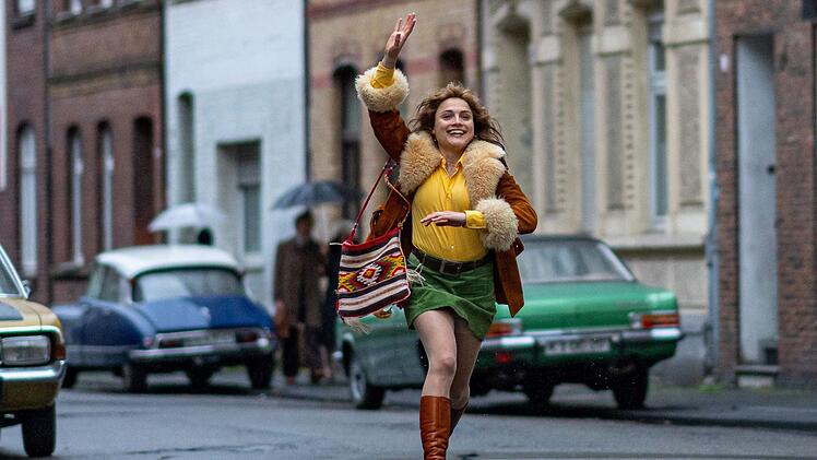 Ziemlich unter Stress, aber trotzdem mit einem breiten L&auml;cheln im Gesicht - das Bild sagt schon viel aus &uuml;ber Vera Brandes (Mala Emde).