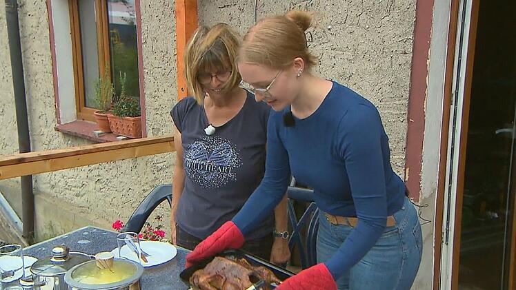 Pauline (rechts, mit Christophers Mutter Carola) &uuml;berwindet sich.
