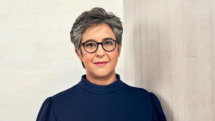 Shakuntala Banerjee moderiert den fr&uuml;hen Wahlabend bis zu den "heute"-Nachrichten im ZDF.