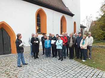 Die Exkursionsteilnehmer vor der Sterpersdorfer Kirche Foto: privat