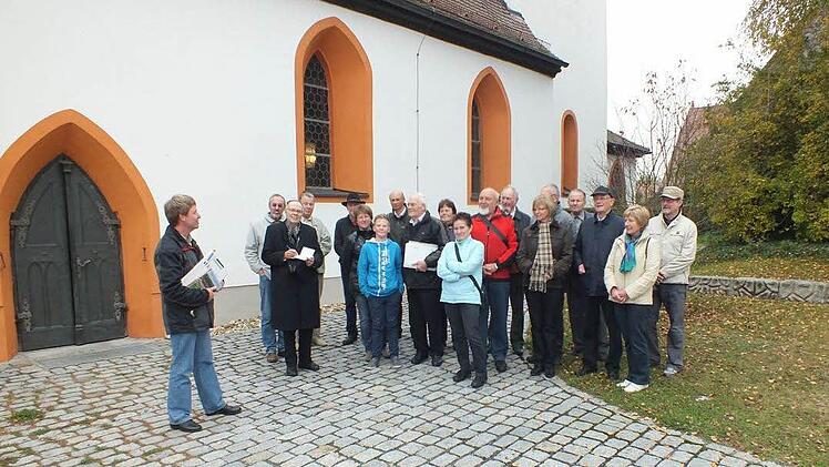 Die Exkursionsteilnehmer vor der Sterpersdorfer Kirche Foto: privat