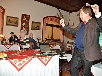 Der virtuelle Festungsrundgang von Lutz Joanni hatte Premiere und stieß auf große Resonanz und Zustimmung. "Das ist der Grund für Festungen", sagt Joanni und zeigt die Waffen, Revolver und Kanonen. Um sich dagegen zu schützen, wurden mächtige Festungsanlagen wie die Festung Rosenberg erbaut. Foto: K.-H. Hofmann
