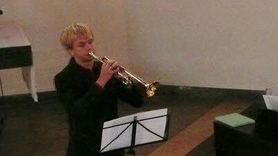 Aus den Reihen des Posaunenchores trat Friedrich Schad mit seiner Trompete hervor. Foto : Sabine Meißner