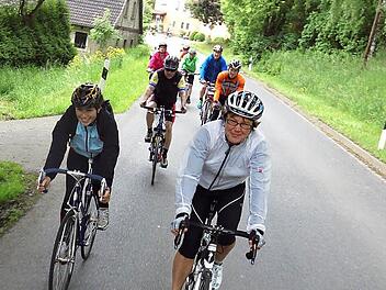 Jeden Sonntag trainieren die Teilnehmer des ASV-Vorbereitungskurses im Weißmaintal. Immer mit dabei sind die Triathlon-Kandidatinnen Dagmar Besand (links) und Monika Nestvogel. Foto: Andreas Riese