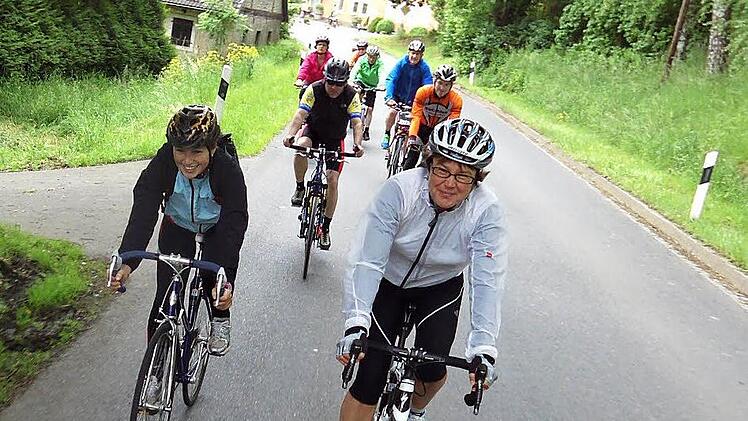 Jeden Sonntag trainieren die Teilnehmer des ASV-Vorbereitungskurses im Weißmaintal. Immer mit dabei sind die Triathlon-Kandidatinnen Dagmar Besand (links) und Monika Nestvogel. Foto: Andreas Riese