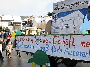 Die Neusatdter Innenstadtentwicklung wurde mit einem der vielen Motivwagen zum Thema des Kinderfaschungsumzuges in Wildenheid gemacht. Fotos: Michael Stelzner