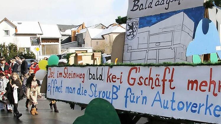 Die Neusatdter Innenstadtentwicklung wurde mit einem der vielen Motivwagen zum Thema des Kinderfaschungsumzuges in Wildenheid gemacht. Fotos: Michael Stelzner