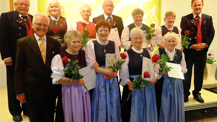 Ehrung für 40 Jahre Chorsingen. Foto: Gerd Schaar