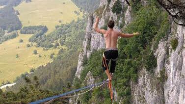 Weitere Extremsportler, die Lukas Miller begleiten durfte, waren Highliner Julian Mittermaier, den man hier auf dem Foto in Aktion sieht,....