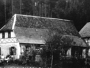 Die Postkarte nach 1930 zeigt das Anwesen, das 1972 für einen Neubau abgerissen worden ist. 1930 wurde die Scheune (rechts am Haus) gebaut. Foto: Archiv
