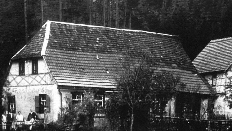 Die Postkarte nach 1930 zeigt das Anwesen, das 1972 für einen Neubau abgerissen worden ist. 1930 wurde die Scheune (rechts am Haus) gebaut. Foto: Archiv