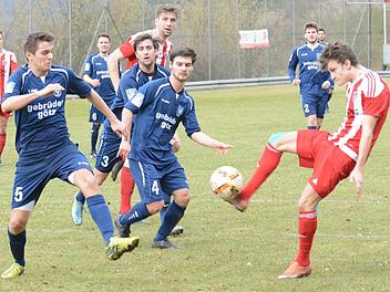 Seine Form stimmt: Fuchsstadts Dominik Halbig (rechts) schießt hier das zwischenzeitliche 2:0 im Heimspiel gegen Höchberg. Foto: ssp
