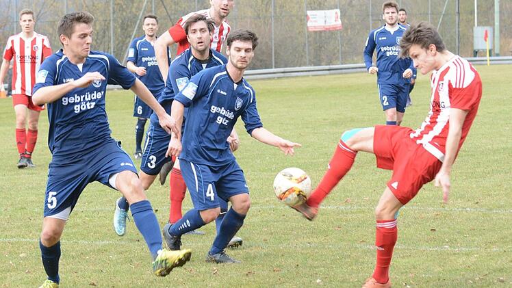 Seine Form stimmt: Fuchsstadts Dominik Halbig (rechts) schießt hier das zwischenzeitliche 2:0 im Heimspiel gegen Höchberg. Foto: ssp