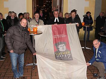 Pfarrer Volkmar Gregori rollte zum Abschluss des Jubiläumsjahres die Fahne mit Bürgermeister Walter Ziegler (BNL) und Mitgliedern des Kirchenvorstandes symbolisch wieder ein.Günther Geiling