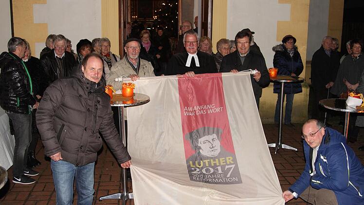 Pfarrer Volkmar Gregori rollte zum Abschluss des Jubiläumsjahres die Fahne mit Bürgermeister Walter Ziegler (BNL) und Mitgliedern des Kirchenvorstandes symbolisch wieder ein.Günther Geiling