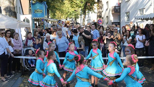 Faschings-Stimmung im Oktober: Die Mini-Garde der RMV Concordia in Aktion  Fotos: Bertram Wagner