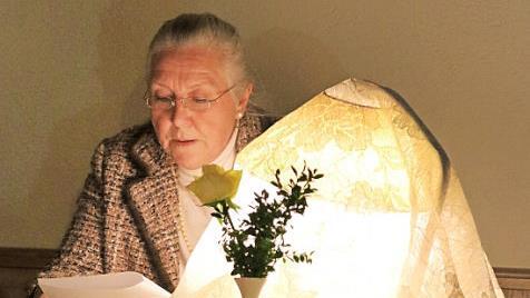 Lieselotte Bieley las deutliche sozialkritische Gedanken aus ihrer Weltsicht im kleinen Rahmenprogramm der Mitgliederversammlung des Vereins "Kultur auf der H&ouml;he" vor.  Foto: Klaus Klaschka