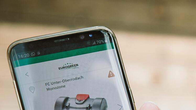 Der Mähroboter kann auch vom Smartphone aus gesteuert werden. Foto: Marian Hamacher
