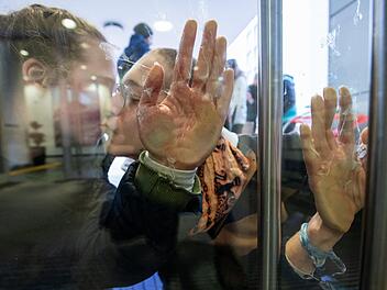 Klima-Aktivisten der Gruppe "Extinction Rebellion" blockieren die Eingangstür eines Siemens-Gebäudes in Erlangen. Foto: Daniel Karmann/dpa