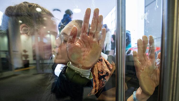 Klima-Aktivisten der Gruppe "Extinction Rebellion" blockieren die Eingangstür eines Siemens-Gebäudes in Erlangen. Foto: Daniel Karmann/dpa