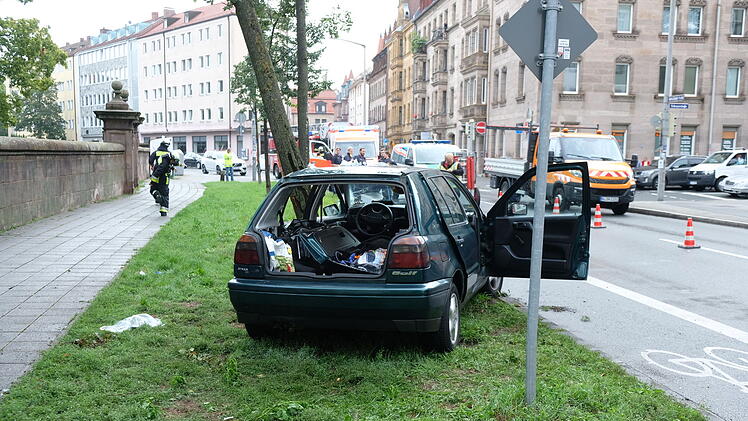 Nach Überholvorgang von Straße abgekommen und mit Baum kollidiert