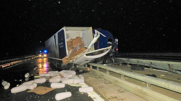 D&ouml;nerspie&szlig;e sorgen f&uuml;r Vollsperrung der A81 - Lkw-Fahrer (20) verletzt