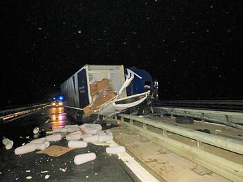 Dönerspieße sorgen für Vollsperrung der A81 - Lkw-Fahrer (20) verletzt