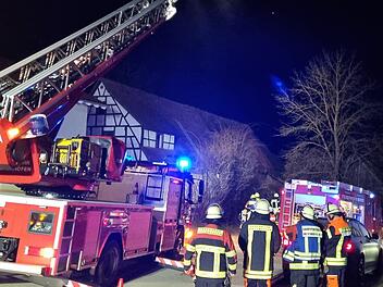 Zimmerbrand im Kreis Neustadt an der Aisch - Person muss ins Krankenhaus
