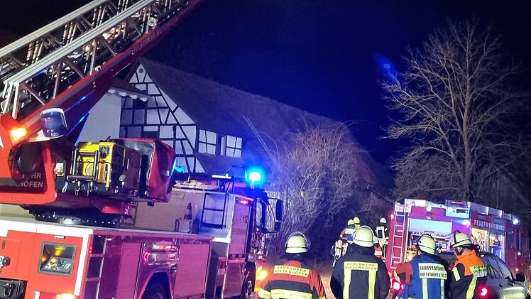 Zimmerbrand im Kreis Neustadt an der Aisch - Person muss ins Krankenhaus