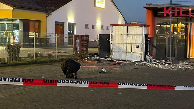 Explosion auf Supermarktparkplatz: Unbekannte sprengen Geldautomat - T&auml;ter fl&uuml;chten im Anschluss