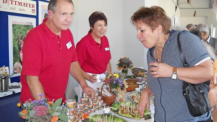 Matthias Dittmayer (links), Inhaber des kleinen Bad Brückenauer Reformhauses, gab 2011 Ernährungstipps. Foto: Ruppert