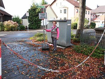 Gerhilde Pfrang an der geschlossenen Poppenrother Dorfwaage Foto: Robert Huger