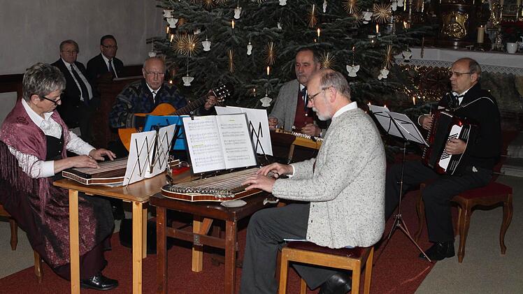 Die Stubenmusik Rothenkirchen erfreute auch heuer beim weihnachtlichen Singen des Volkschores in Kronach.