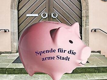 Spende für die arme Stadt: Wie wäre es mit einem großen dicken Sparschwein vor dem Mürschter Rathaus-Eingang in der Hoffnung, dass Bürger es mit Euro-Scheinen für den Stadthaushalt füllen?  Illustration: Dieter Britz