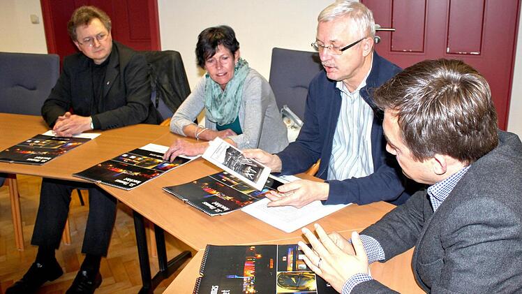 Franz Behrschmidt (2. v. r.) stellt im Rathaus den neuen Wallenfelser Heimatkalender vor. Von links Pater Jan Poja, Annegret Hümmrich und Bürgermeister Jens Korn Foto: Susanne Deuerling