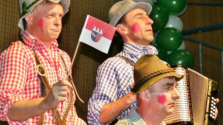 Die Spieldose der "Spagos" aus Oberthulba: Drei lebende Puppen spielen Trompete, Orgel und Harmonika, bis die Feder abgelaufen ist und sie wieder in blecherne Starre fallen. Foto: Werner Vogel
