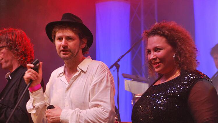 "Spinnich" mit Frontmann Frank "Katsche" Greier, und Natascha "Wally" Wallace .  Foto: Manfred Mellenthin