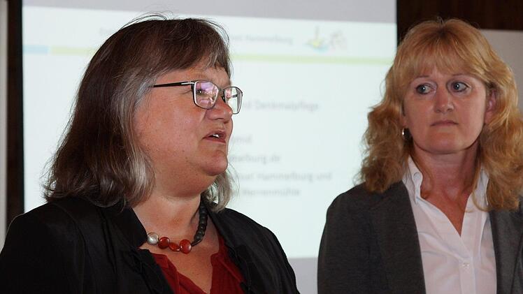 Christiane Schmid und Elfriede Böck erklären, wie die Museumsinsel sich verändern könnte. Foto: Arkadius Guzy