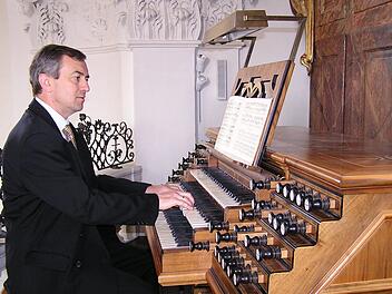 Georg Schäffner an der Basilikaorgel Foto: Thomas Weichert