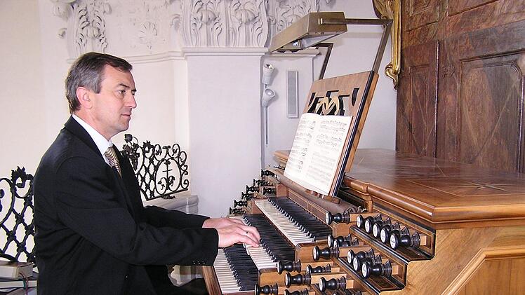 Georg Schäffner an der Basilikaorgel Foto: Thomas Weichert