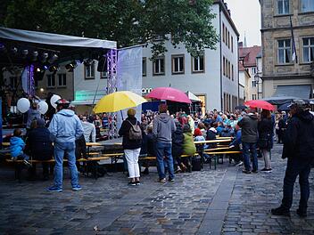 Regenschirme und wetterfeste Fans vor der Gabelmannbühne Fotos: Valerijan Levin