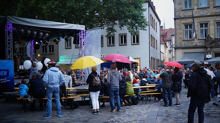 Regenschirme und wetterfeste Fans vor der Gabelmannbühne Fotos: Valerijan Levin