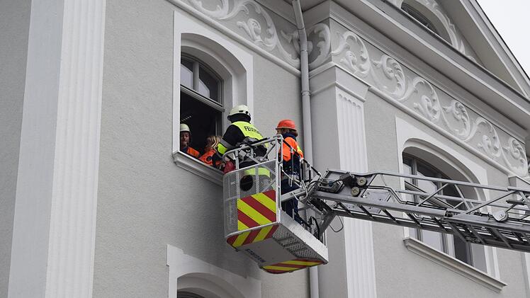 Auch die Rettung mit der Drehleiter wird bei der Großübung geprobt. Foto: Daniela Pondelicek